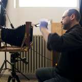 Francesco usa grosse macchine fotografiche di fine 800 in legno e con soffietto, nelle quali al posto della pellicola vengono inseriti supporti quali il vetro e il metallo, sui quali dopo la fase dello sviluppo e del fissaggio, appaiono soggetti ammantati da un insolito fascino